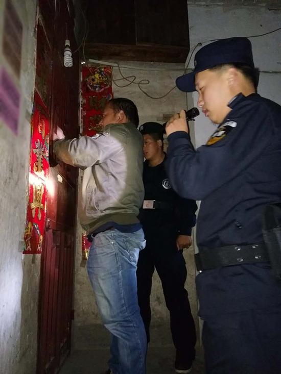 李关乡粗心妈妈误将幼女锁家中 民警全城寻开锁师傅开门