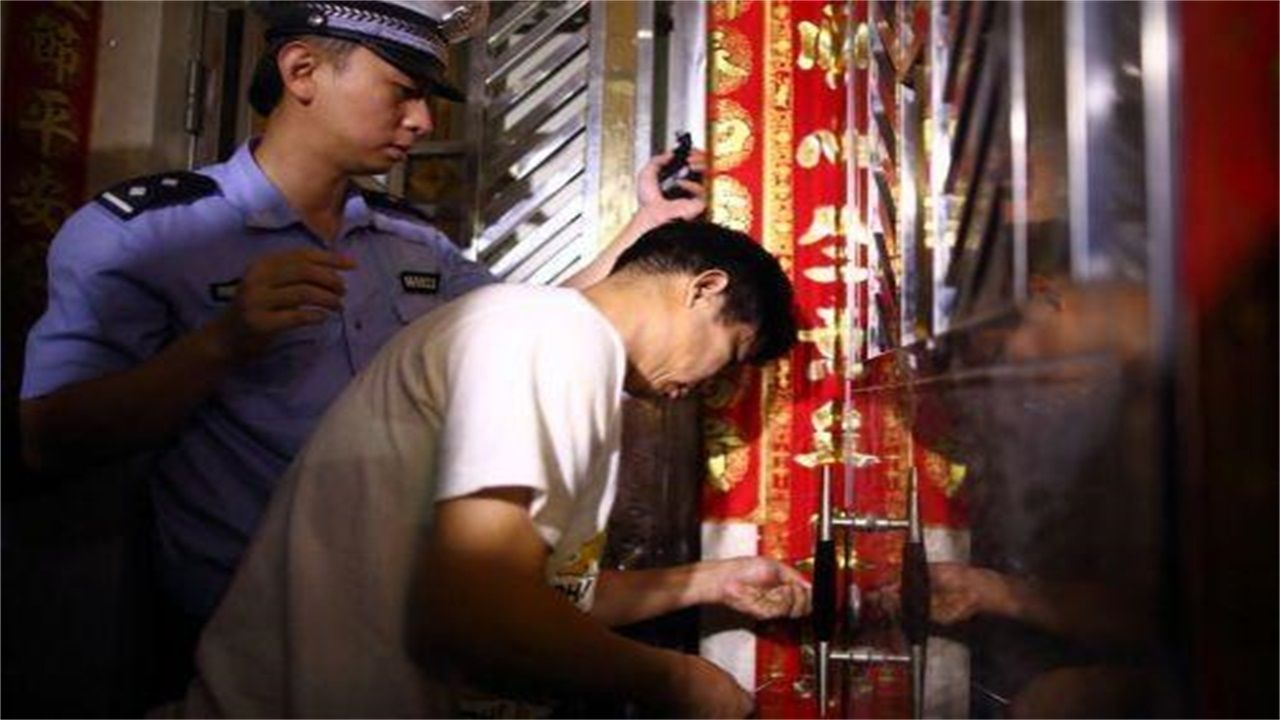 李关乡请开锁师傅开了锁后，师傅为什么一般都不进门，就算主人请也不进去？