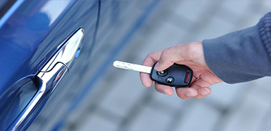 李关乡汽车钥匙锁在车里了怎么办？如何开汽车锁